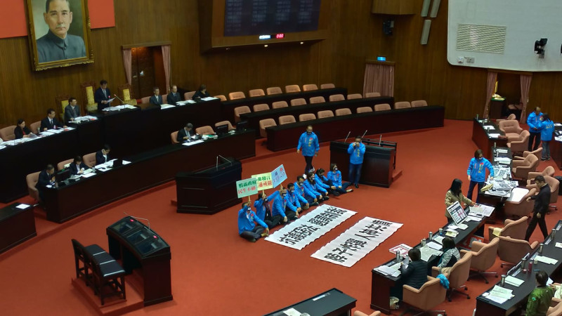 民進黨團推反滲透法，藍營坐在議場前抗議。   圖：陳佩君/攝