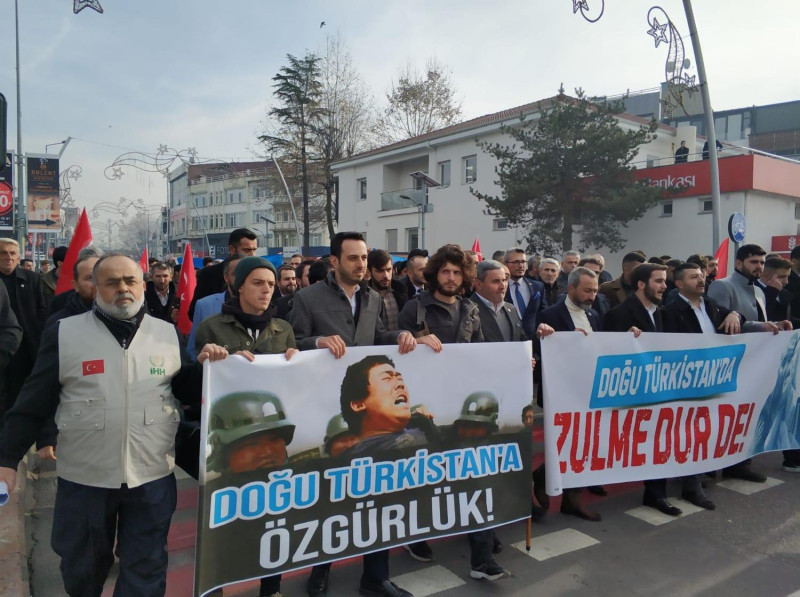 圖為人權團體遊行呼籲中國關閉新疆集中營。   圖：翻攝自iHH推特