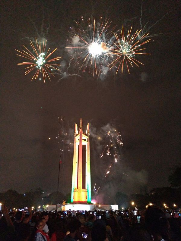 菲律賓人家庭觀念濃厚，耶誕節和跨年夜都是家人團聚重要時刻。昨晚在大馬尼拉的奎松紀念圓環，數千名菲國民眾齊聚觀賞跨年晚會和長達10分鐘的煙火秀，為2020年拉開序幕。   圖 : 中央社
