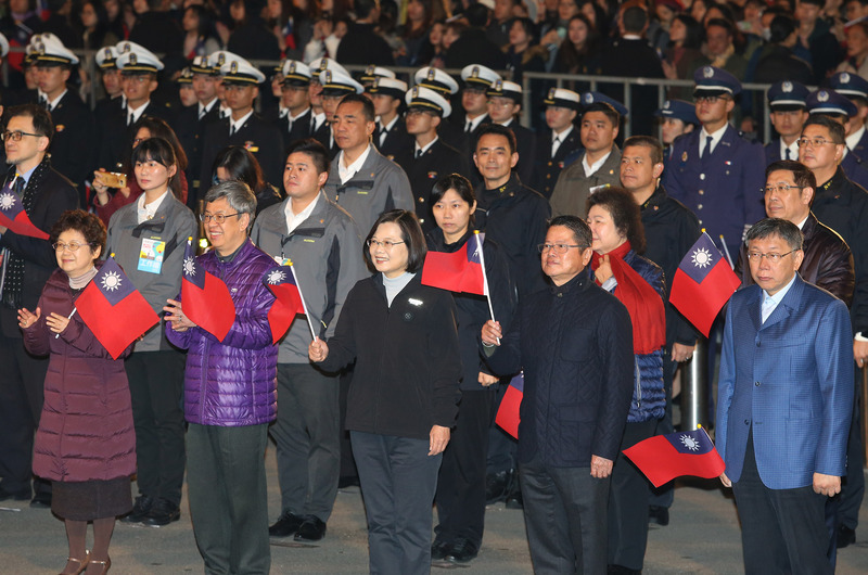 總統蔡英文手持國旗，參加總統府元旦升旗典禮。右為台北市長柯文哲。   圖 : 中央社