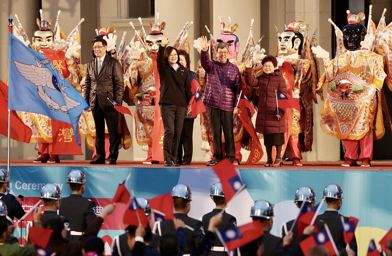 蔡總統參加元旦升旗，與三太子合影。   圖 : 中央社