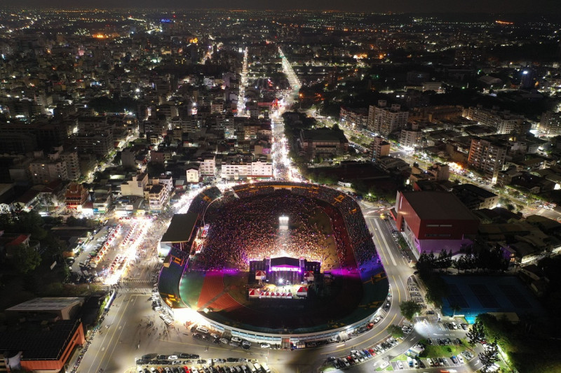 跨年晚會空拍畫面，人潮塞滿嘉義市體育場。   圖：嘉義市文化局/提供