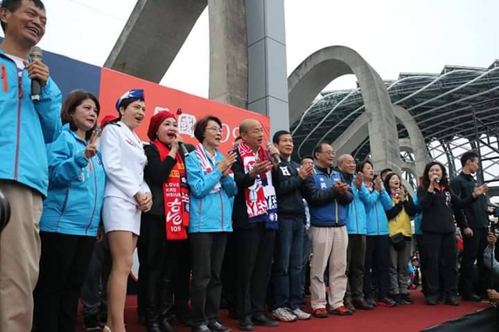 韓國瑜(中)參加世運主場館升旗，熊海靈(左三)也到場。   圖：翻攝黃昭順臉書