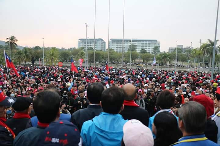世運主場館升旗典禮吸引兩千多人人參加。   圖：翻攝黃昭順臉書