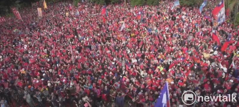 台南公園元旦升旗活動現場擠進數千人，場面十分熱烈。   圖：黃博郎／攝