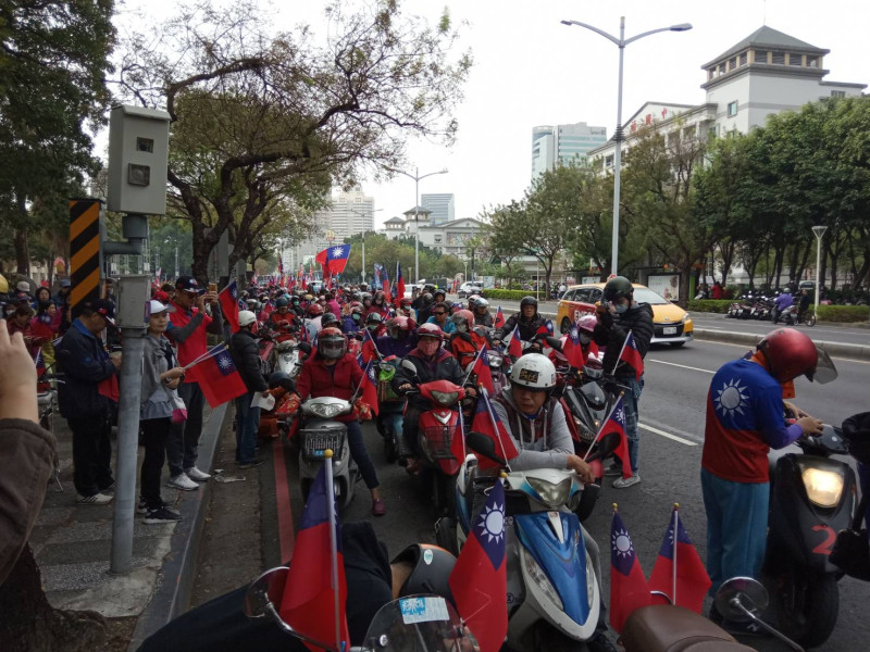 「民主貪食蛇」機車隊聚集超過四百部，今天重現高雄街頭。   圖：孫家銘/攝