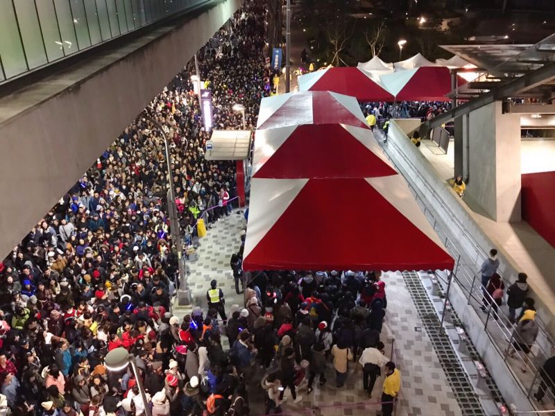 旅客配合各項管制措施，讓桃捷得以不阻塞。   圖：桃園機場捷運/提供