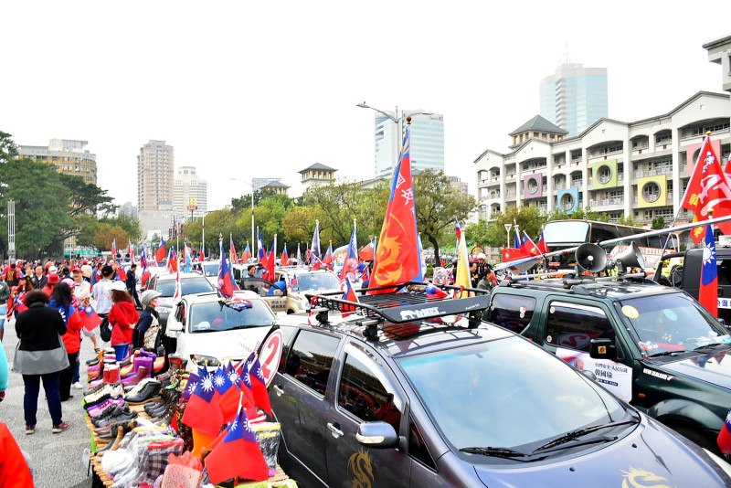 「民主貪食蛇」汽車隊今天聚集超過80部在高雄遊街。   圖：孫家銘/攝