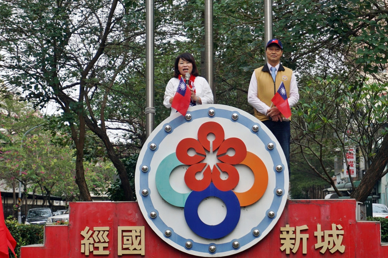 嘉義市長黃敏惠(左一)1日參加在經國新城舉行的元旦升旗典禮。   圖：黃敏惠辦公室/提供