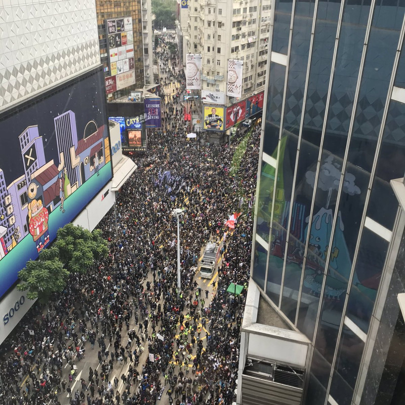 1日的香港元旦大遊行人數爆多，領頭隊伍抵達終點後，還有民眾在起點等候出發，人數估計突破103萬人。   圖：翻攝自ANGRY LITTLE BOY推特