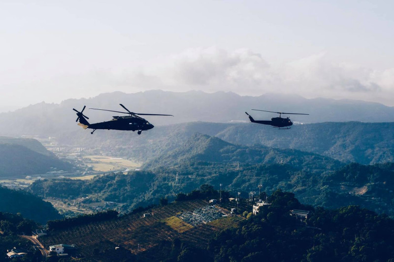 國軍UH-60黑鷹直升機戰訓照片。   圖：翻攝國防部發言人臉書(資料照片)