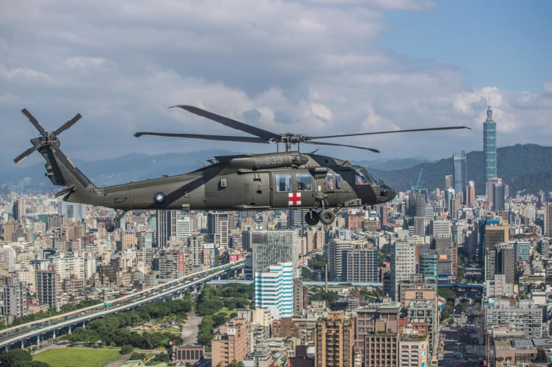 國軍UH-60黑應直升機參與2019國慶預演照片。   圖：翻攝國防部發言人臉書(資料照片)