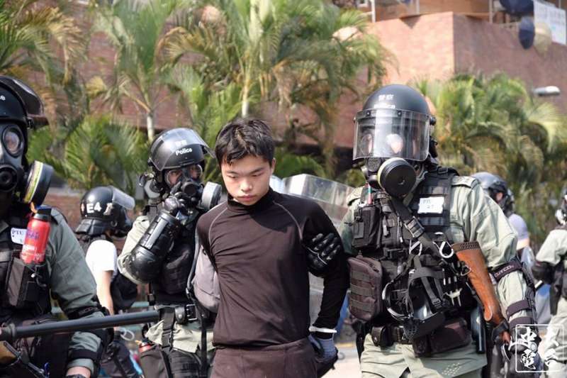 香港警方逮捕反送中勇武派學生。   圖 : 翻攝自中大電台（資料照片）