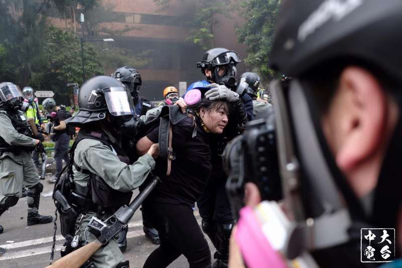 傳港警正在研擬給警員配備電擊槍或網槍，作為日常維持治安之用。圖為日前香港警方逮捕反送中學生。   圖 : 翻攝自中大電台。（資料照）