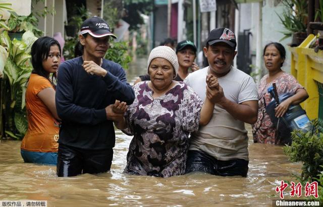 印尼首都雅加達市區和鄰近地區跨年夜降下暴雨，引發洪水和土石流災情，多處陷入一片汪洋。路透社報導，截至今天罹難人數已達21人。   圖 : 翻攝自中新網