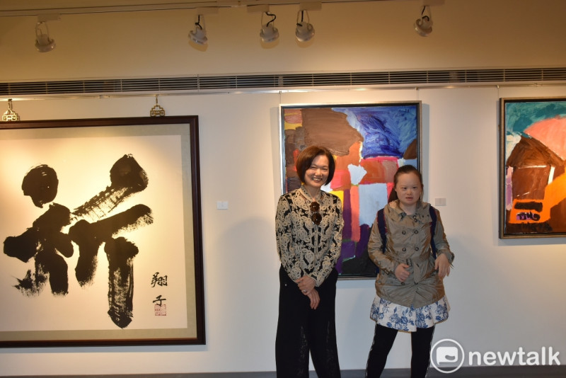 日本台灣國際藝術文化交流展展出莊惠婷的油畫與金澤翔子的書法。   圖：孫家銘/攝