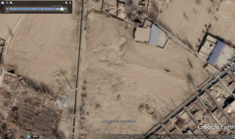 衛星照片顯示，新疆地區和田市的一處公墓在2019年被夷為平地。   圖：翻攝自圖姆推特