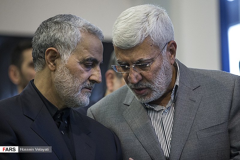 伊朗革命衛隊將領蘇萊曼尼（左），與伊拉克-伊朗軍事指揮官穆罕迪斯，交往密切，未料雙雙在巴格達機場被炸死。   圖：翻攝自維基網站