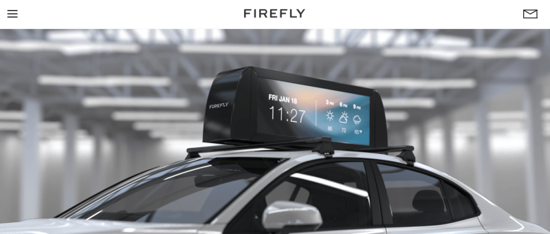 與 Uber 或 Lyft 等共乘司機合作，在他們車頂安裝廣告看板，是Firefly 的廣告服務特色。   圖：取自 Firefly 官網