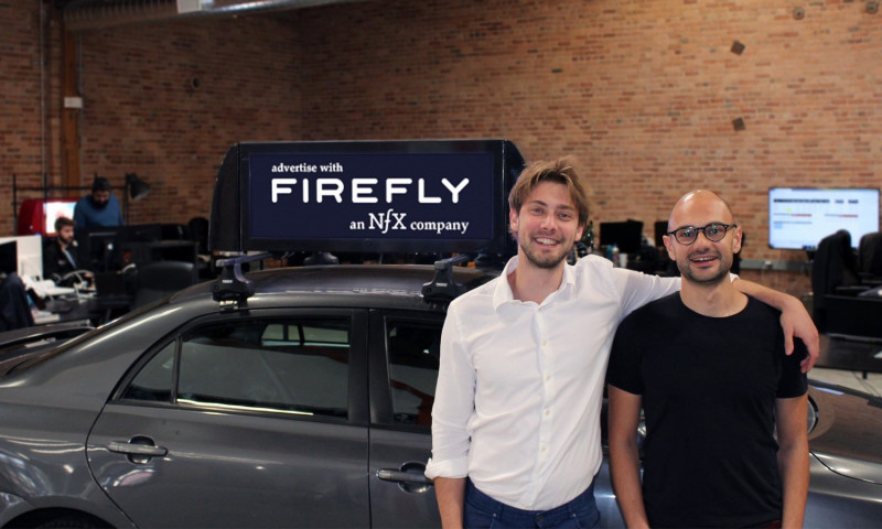 圖片為 Firefly 兩位創辦人 Kaan Gunay（左）及 Onur Kardeşler（右）。   圖：取自 Firefly 官網
