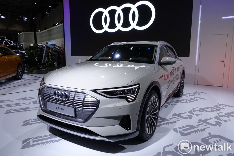 奧迪（Audi）首款量產電動車e-tron去年底在台北世界新車大展中首度登台亮相，該車採用了直流電功率達150千瓦的快速充電裝置，完整充電只要30分鐘。   圖：郜敏／攝
