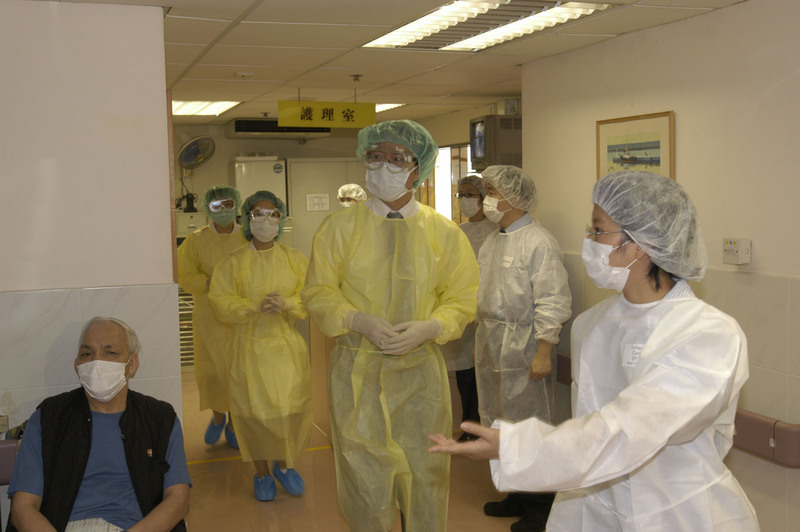 香港當局4日公布啟動預防傳染病的嚴重應變級別，以應付正在中國大陸武漢爆發的不明肺炎；圖為2003年SARS在港爆發時，醫療當局測試預防措施。   圖：中央社提供