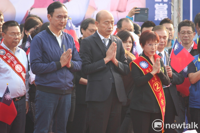 國民黨總統候選人韓國瑜、朱立倫、洪秀柱共同為殉職軍官祈福。   圖：黃建豪/攝