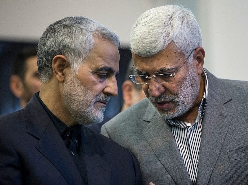 伊朗聖城部隊指揮官蘇雷曼尼（左）和伊拉克「人民動員」指揮官穆罕迪斯3日遭美國狙殺。（圖取自維基共享資源；作者Fars News Agency，CC BY 4.0）   