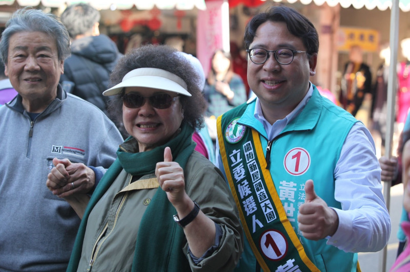 陳菊與黃世杰到楊梅市場掃街拜票，受到民眾熱情歡迎。   圖：黃世杰競選辦公室/提供