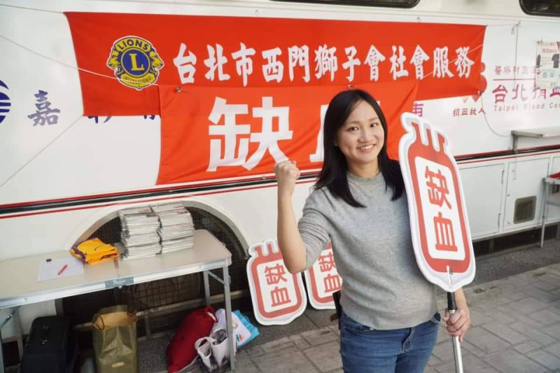民進黨發言人、青年部今（5日）號召民眾挽袖捐血   圖：民進黨提供