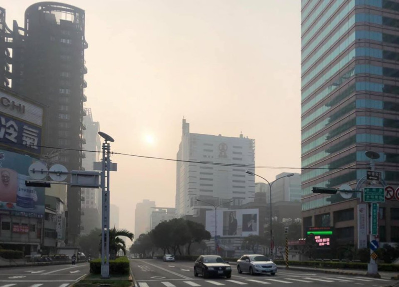 台中市這幾天空污嚴重，引起林佳龍、盧秀燕等政治人物隔空交戰。   圖：翻攝自林佳龍臉書