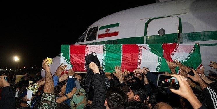 伊朗革命衛隊將領蘇雷曼尼被美軍刺殺身亡，遺體5日運回國內，伊朗人民悲痛迎靈。   圖：翻攝自وهـید عَثبغ推特