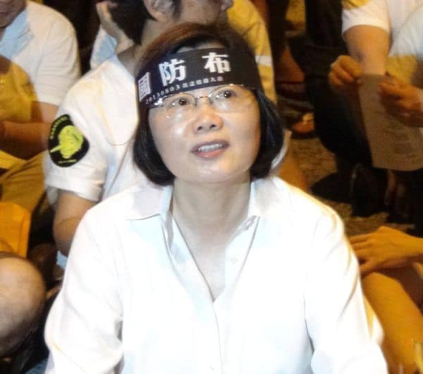 洪仲丘案時，時任民進黨主席蔡英文確實有頭戴布條參加凱道抗議。   圖：翻攝葉毓蘭臉書