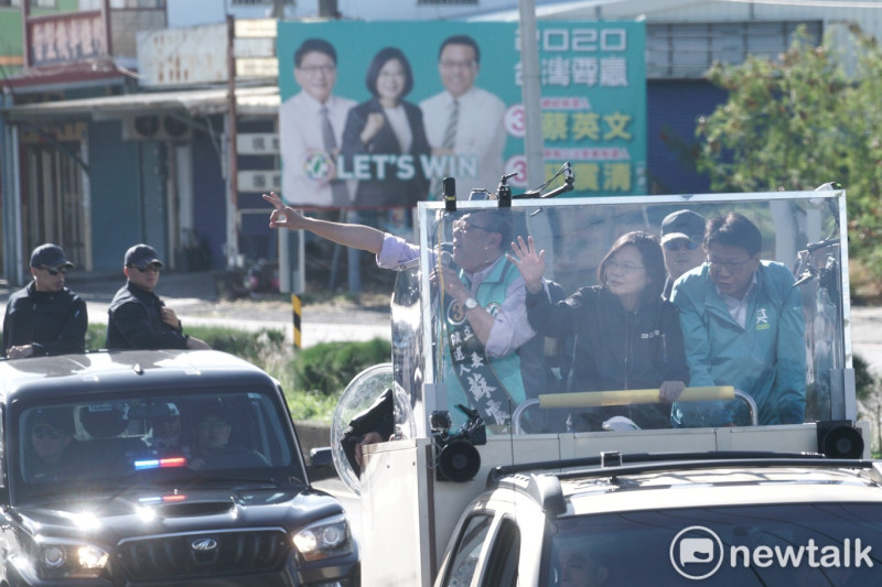 總統蔡英文、屏東縣長潘孟安、立委候選人蘇震清車隊掃街拜票。   圖：張良一 / 攝