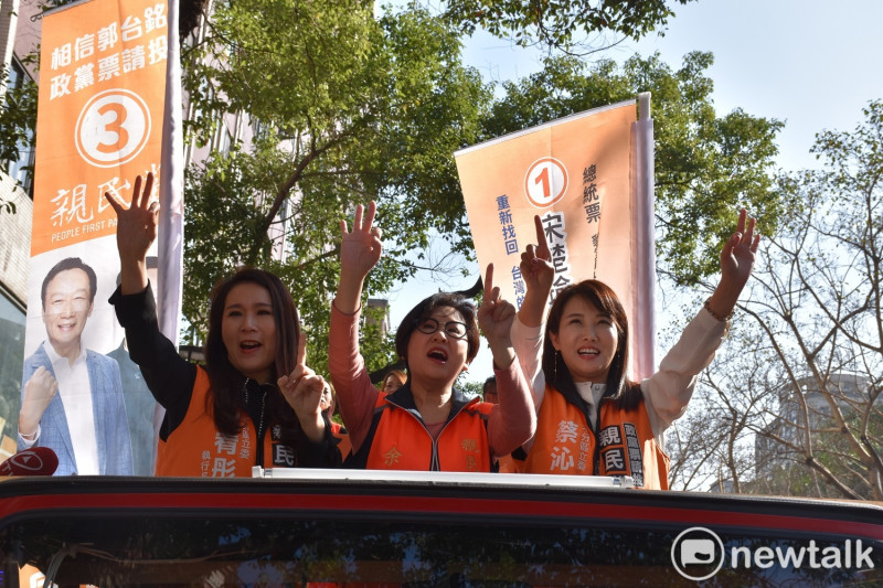 親民黨副總統余湘今率不分區立委提名女力站上戰車，呼籲選民支持。   圖：林昀真／攝