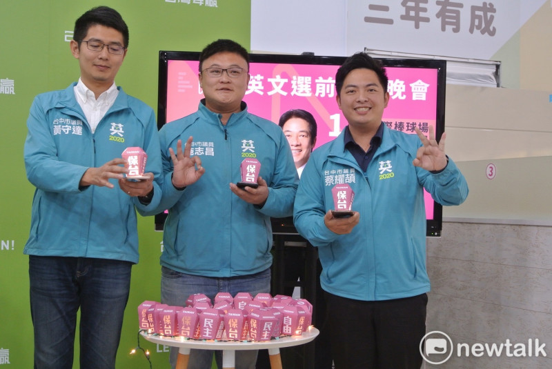 三位市議員手持的小天燈，會在選前之夜限量發送給支持者，象徵共同守護台。    圖：唐復年/攝