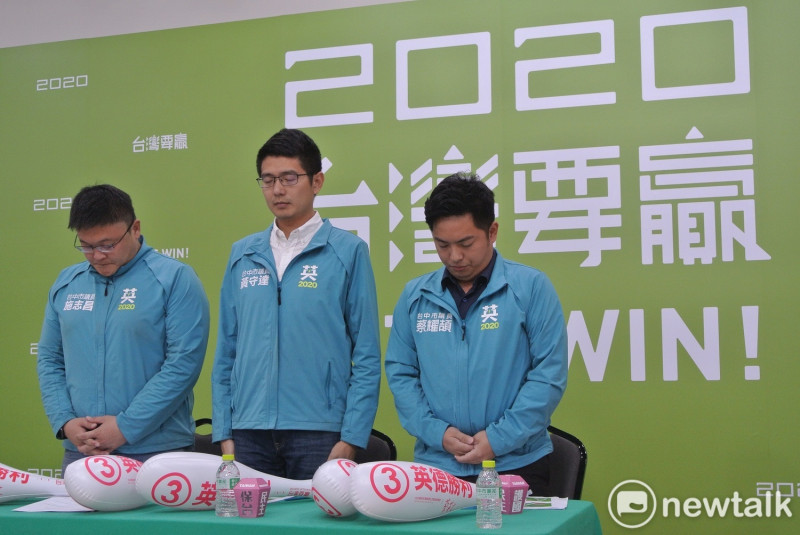 三位市議員為罹難的國軍將士官默哀一分鐘。   圖：唐復年/攝