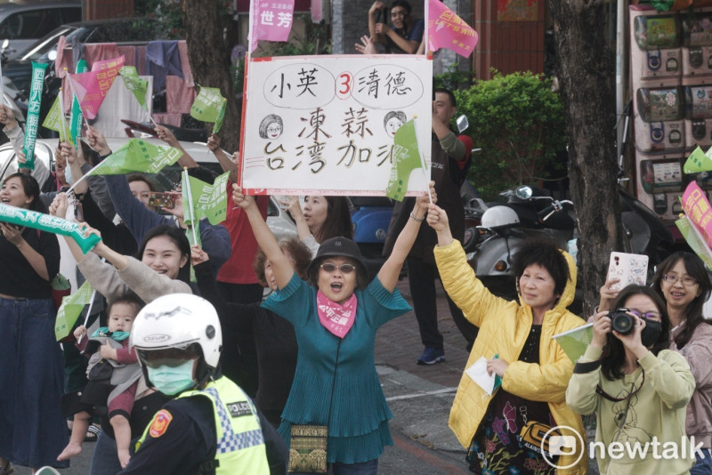 支持者高舉蔡英文賴清德凍蒜 台灣加油的手舉牌向小英加油！   圖：張良一/攝
