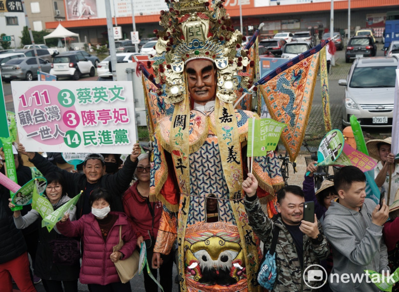 陳亭妃支持者在路旁擺出數百尊神像，象徵眾神護台灣。   圖：張良一/攝
