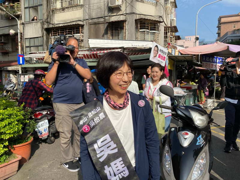 吳怡農的媽媽林惠英也成為「最佳助選員」，到南京市場與菜籃族打招呼、拉票。   圖：吳怡農競辦提供