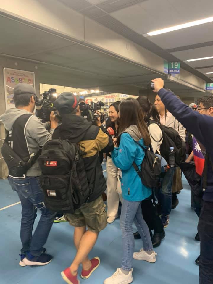 楊蕙如2019年11月16日在臉書po文，在東京巨蛋看棒球，旁邊經過一群人，原來是韓國瑜的老婆李佳芬。    圖：翻攝自楊蕙如臉書
