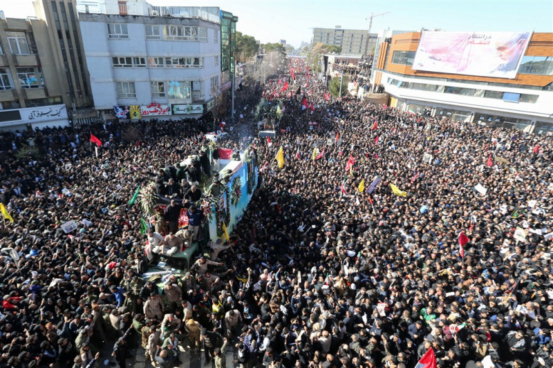 數十萬伊朗群眾7日湧入東南部城市克爾曼，參加聖城部隊指揮官蘇雷曼尼的葬禮，踩踏意外傳35死48傷。   圖：中央社／提供