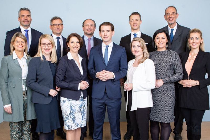 33歲的庫爾茨（前排中）再度擔任奧地利總理，他的閣員平均年齡40歲以下，女性過半數。   圖：翻攝自庫爾茨臉書