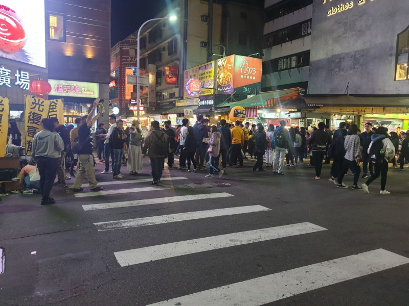 響應罷韓行動者7日晚間於台中一中街發放一萬八千張光復高雄貼紙。   圖:民眾提供