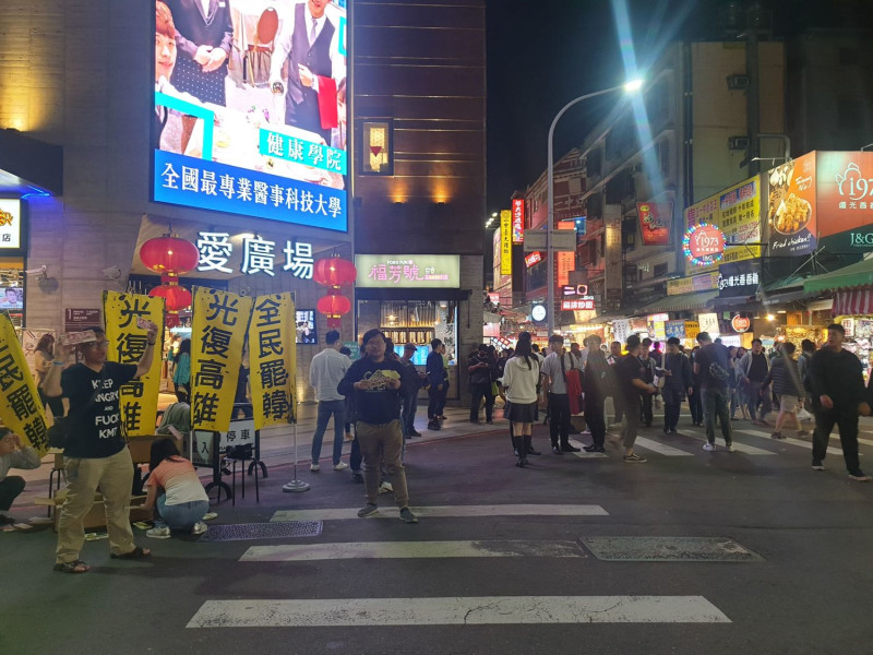 響應罷韓行動者7日晚間於台中一中街發放一萬八千張光復高雄貼紙。   圖:民眾提供