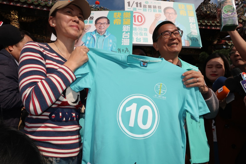 前總統陳水扁將一邊一國行動黨衣服送給志工。   圖：林朝億/攝