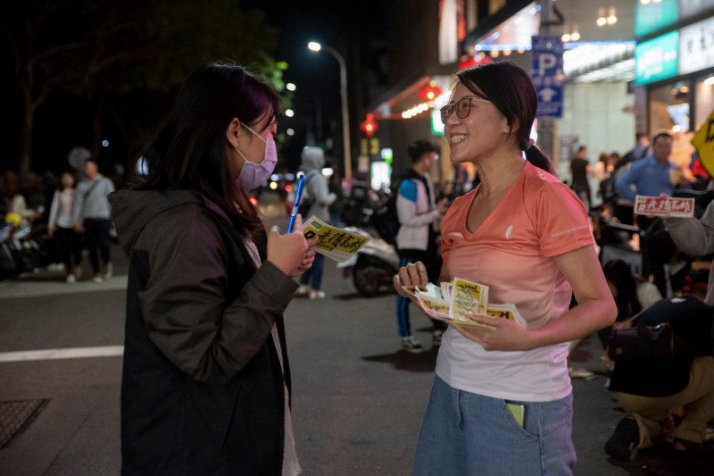 響應罷韓行動者7日晚間於台中一中街發放一萬八千張光復高雄貼紙，或民眾響應。   圖:廖建超/提供