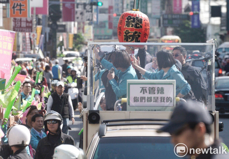 蔡英文戰車上拿著「不管辣 你們都是我的｣標語。   圖：張良一/攝