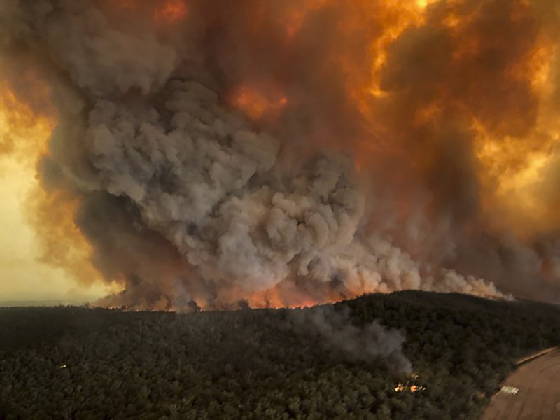 澳洲野火持續延燒，總理坦言情況不樂觀，可能還會再燒上幾個月。   圖：美聯社／達志影像