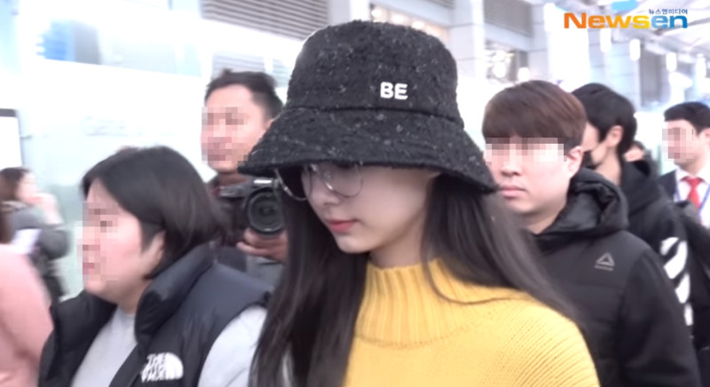 周子瑜被拍到出現在韓國機場，準備返台。   圖：翻攝自Newsen YouTube頻道